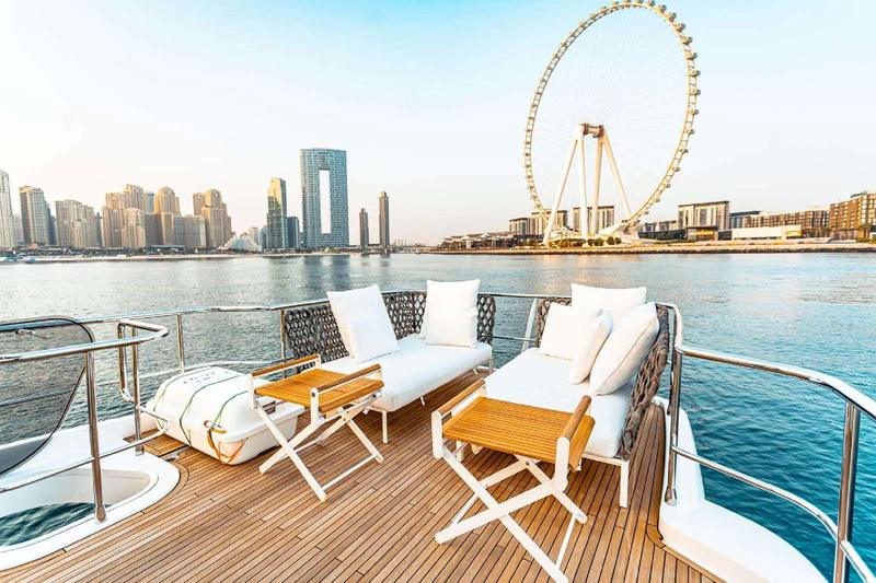 Flybridge aft sun deck